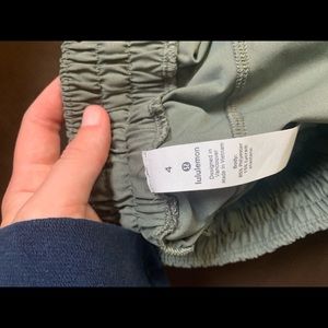 lulu lemon hunter green scalloped running shorts